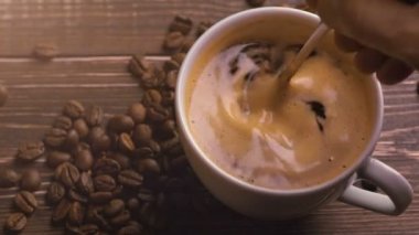 Taze kahve ve kahve çekirdekleri ahşap tablo