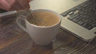 Akıllı telefon ve laptop ile kahve fincanı