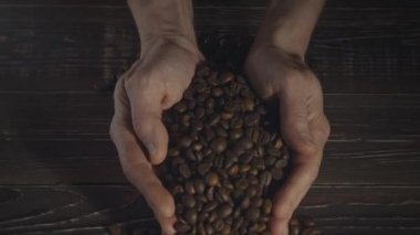 kahve çekirdekleri tutan eller