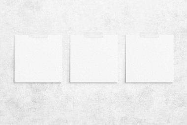Beton zemine yapıştırılmış viskiyle yapıştırılmış 3 beyaz kare suluboya kağıt. Reklam panosu, duvarda tasarımın için poster modeli. Düz konum, üst görünüm, kopyalama alanı