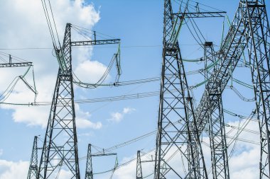 yüksek voltajlı elektrik hatları