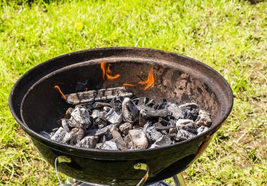 Yuvarlak ızgara kömürler ile