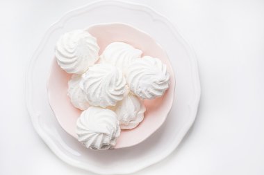 Beyaz bir arka plan üzerinde pembe plaka marshmallow.