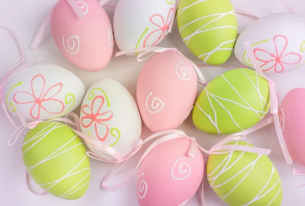 Huevos rosados de Pascua en plato sobre blanco. Fondo para Pascua . — Foto de Stock