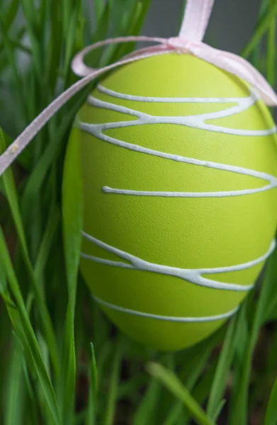 Великодній фон з зеленим яйцем у траві. Крупним планом. М'який фокус . — стокове фото