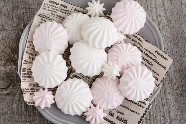 Vitt och rosa marshmallows på vintage papper i skålen. Ovanifrån. — Stockfoto