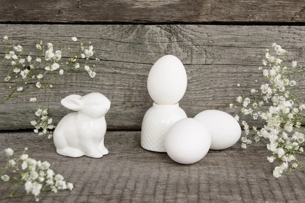 Conejo blanco y huevos sobre fondo de madera vintage. El trasfondo de Pascua. Postal estilo retro . —  Fotos de Stock