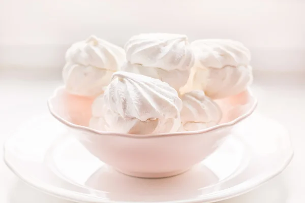 Marshmallows in rosa Teller auf weißem Hintergrund. Selektiver Fokus. — Stockfoto