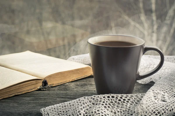 Чашка черного кофе с молоком перед окном утром. Селективный акцент на кубок . — стоковое фото