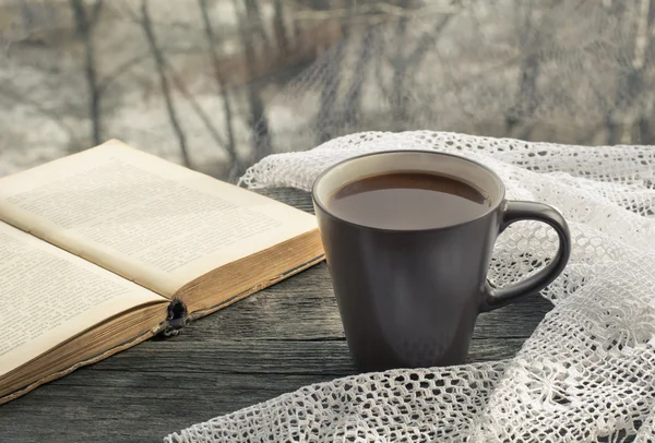 Чашка черного кофе с молоком перед окном утром — стоковое фото