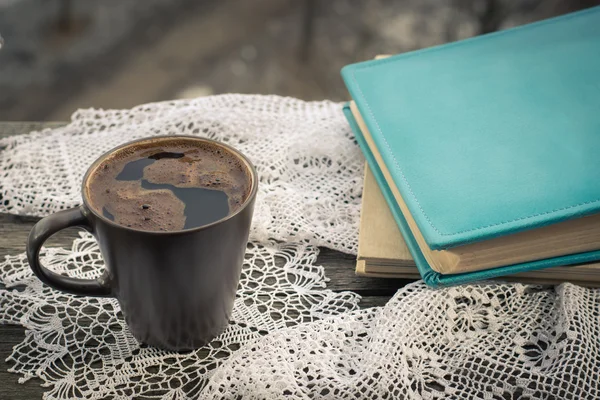 Чашка черного кофе и книга перед окном . — стоковое фото