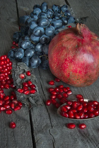 Bodegón de granadas y uvas — Foto de Stock