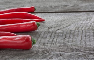 Red Hot Chili Peppers vintage ahşap tahta üzerinde. Yumuşak odak ve arka ışık.