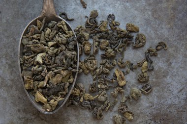 Metal kaşık yeşil çay