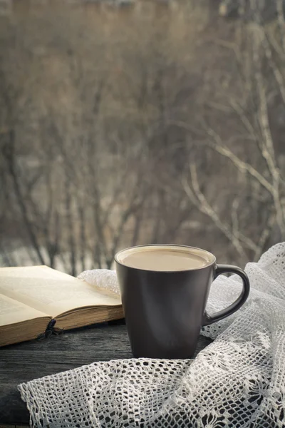Чашка черного кофе с молоком перед окном утром — стоковое фото