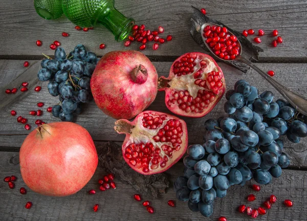 Bodegón de frutas de otoño, granadas, uvas, manzanas. Vintage . — Foto de Stock
