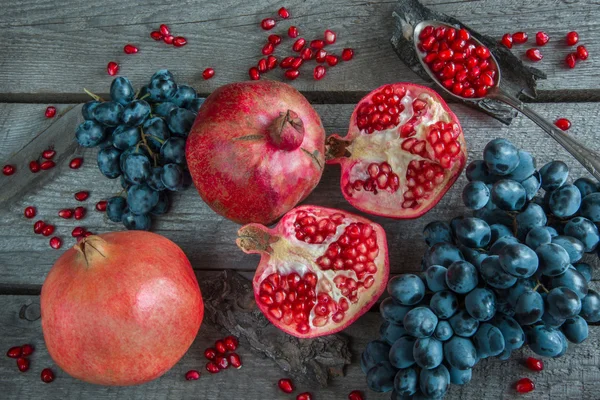 Bodegón de frutas de otoño, granadas, uvas . — Foto de Stock