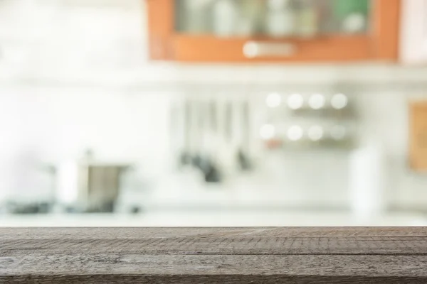 Fundo desfocado. Cozinha moderna com mesa e espaço para você . — Fotografia de Stock