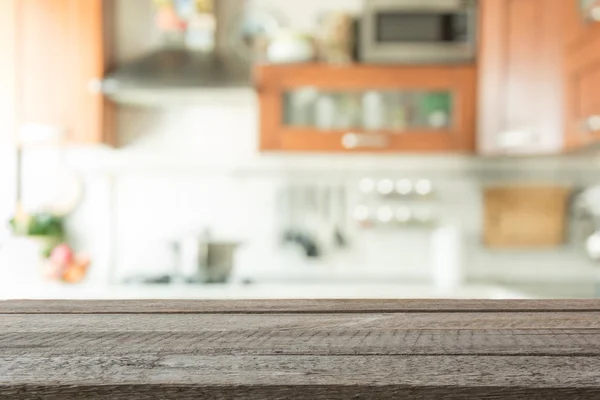 Fundo desfocado. Cozinha moderna com mesa e espaço para você . — Fotografia de Stock