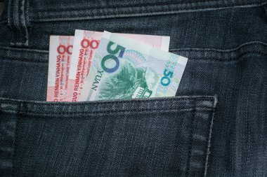 Çin yuan kot pantolon cebinde. 
