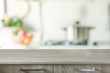 Arka plan bulanık. Modern mutfak masa ve alan.