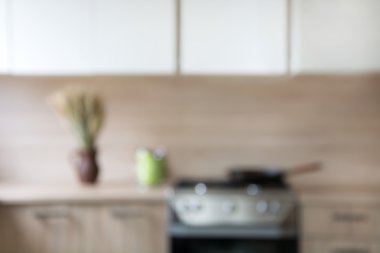 Arka plan bulanık. Bokeh ışık ile modern mutfak.