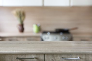 Arka plan bulanık. Modern mutfak masa ve alan.