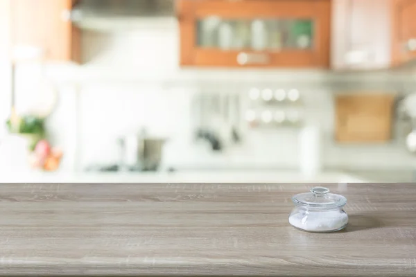 Fondo borroso. Cocina moderna con mesa y espacio para usted . — Foto de Stock