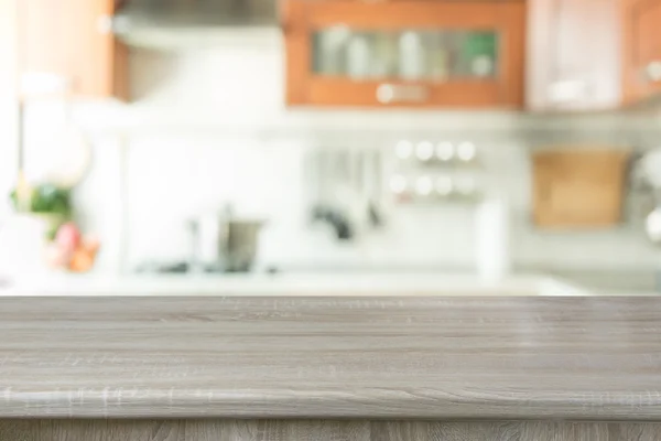 Fondo borroso. Cocina moderna con mesa y espacio para usted . — Foto de Stock