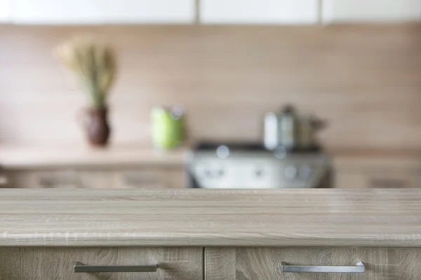 Fundo desfocado. Cozinha moderna com mesa e espaço para você . — Fotografia de Stock