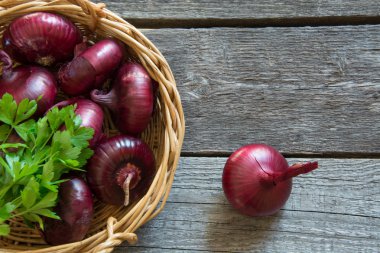 Rustik ahşap tahta üzerinde kırmızı soğan