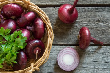 Rustik ahşap tahta üzerinde kırmızı soğan