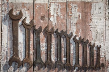 Wrenchs eski boyalı kurullarında. Boşaltmak.