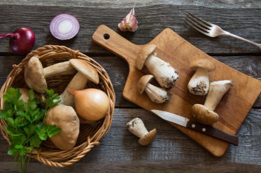 Taze beyaz mantar sepeti maydanoz ile ham. Mantar krem-çorba rustik ahşap yönetim kurulu, genel gider görünümü için malzemeler.