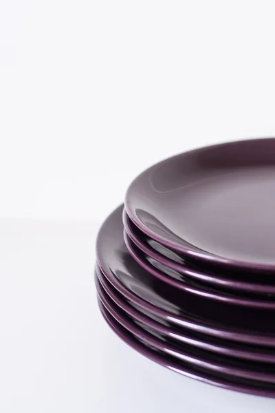 Керамічна фіолетова тарілка на білому тлі — стокове фото