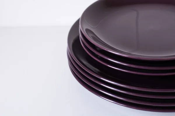 Керамічна фіолетова тарілка на білому тлі — стокове фото