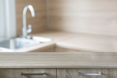 Arka plan bulanık. Modern mutfak masa ve alan.