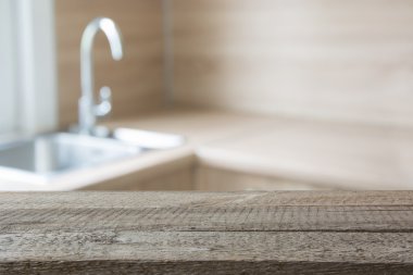 Arka plan bulanık. Modern mutfak masa ve alan.