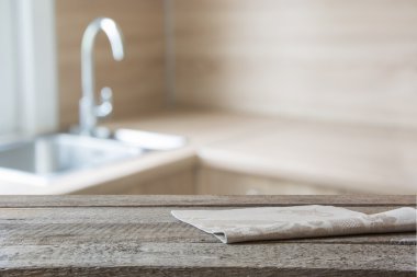 Arka plan bulanık. Modern mutfak masa ve alan.