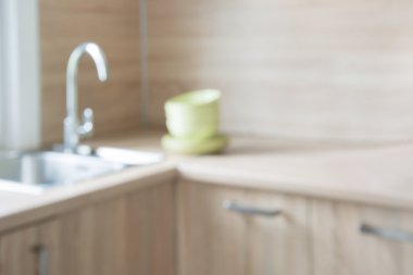 Arka plan bulanık. Modern mutfak masa ve alan.