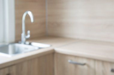 Arka plan bulanık. Modern mutfak masa ve alan.