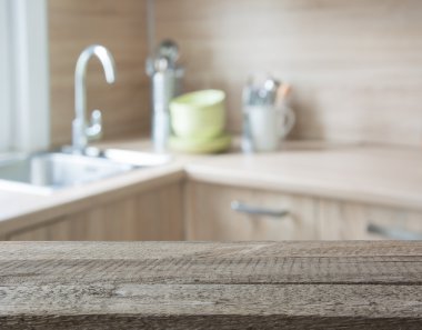 Arka plan bulanık. Modern mutfak masa ve alan.