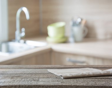 Arka plan bulanık. Modern mutfak masa ve alan.