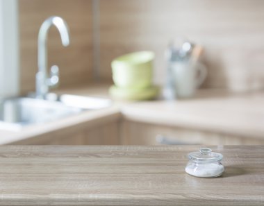 Arka plan bulanık. Modern mutfak masa ve alan.