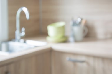 Arka plan bulanık. Modern mutfak masa ve alan.