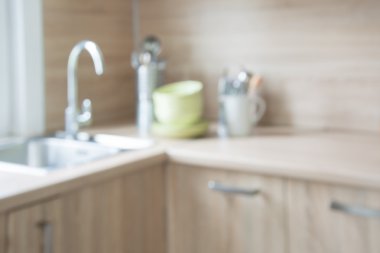 Arka plan bulanık. Modern mutfak masa ve alan.