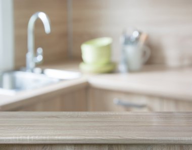 Arka plan bulanık. Modern mutfak masa ve alan.