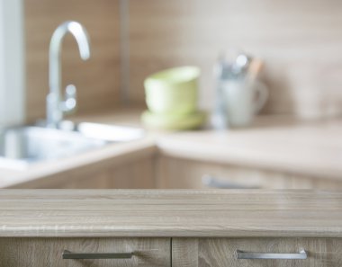 Arka plan bulanık. Modern mutfak masa ve alan.