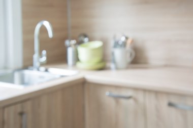 Arka plan bulanık. Modern mutfak masa ve alan.