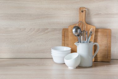  Çanak çömlek, sofra, mutfak eşyaları ve ahşap masa-üstü diğer farklı şeyler. Mutfak tasarımı için arka plan olarak natürmort. Kopya alanı ile görüntü. 